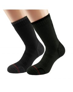1000-MILE-COMBAT-SOCKS-ONE-BLACK-AND-ONE-GREEN-SOCK-ON-A-MANEQUIN